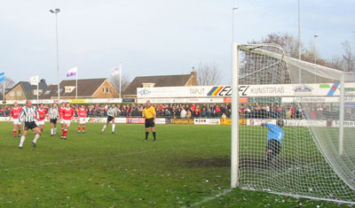 Andr&eacute; de Boer tikt vanaf 11 meter de gelijkmaker binnen 1-1 (Foto Helmich Lubberts)